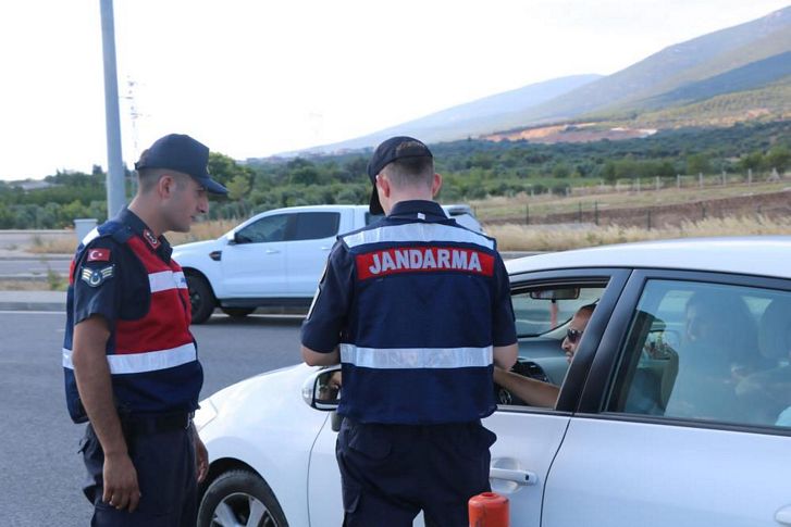 İzmir’de jandarma ekipleri bayramda trafik denetimlerini arttırdı