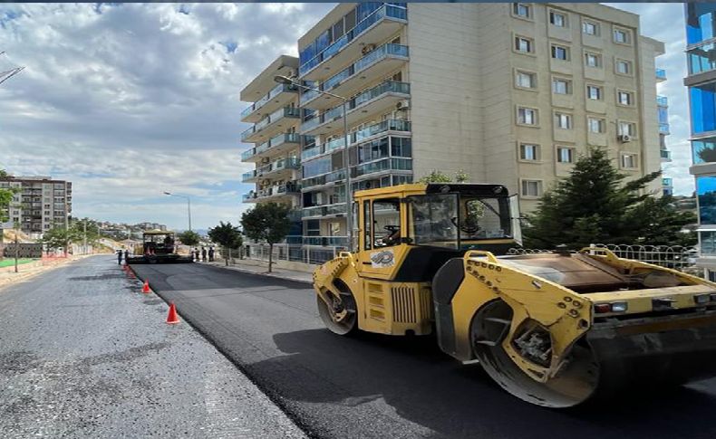 62 bin metrekare asfalt serildi: Bayraklı'da asfalt seferberliği