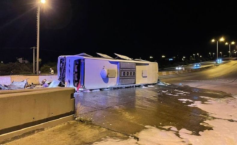 Gişelere çarpan yolcu otobüsü devrildi: 3'ü ağır 40 yaralı