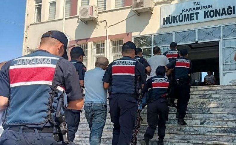 Jandarma baskınlarına telsiz önlemi fayda etmedi: Göçmen kaçakçıları yakalandı!