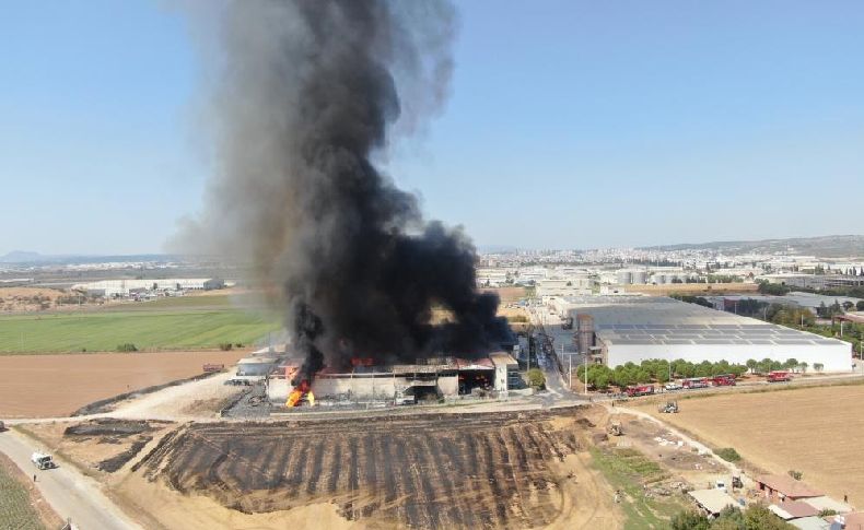 Torbalı'da kozmetik fabrikası alevlere teslim oldu