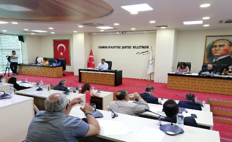 Bayraklı’da bütçe gerginliği: Havuz Düğün Salonu ve halı saha ücretlerinde dikkat çeken iddia 