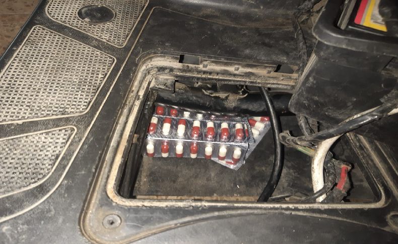 Bekçilerin durdurduğu motosikletten 402 sentetik hap çıktı