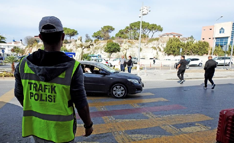 Çeşme'deki yaya önceliği denetlemesinde sürücülere ceza yağdı