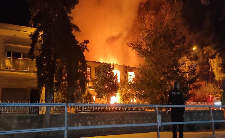 İzmir’de 2 katlı bina alev alev yandı