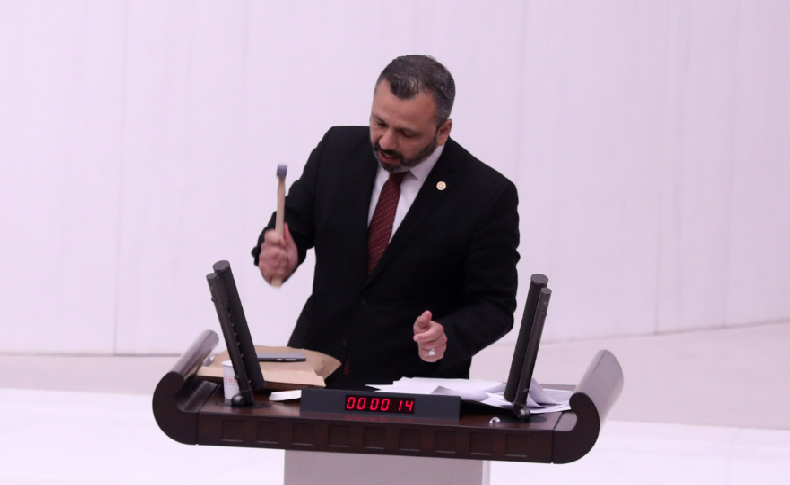 CHP'li vekil TBMM'de çekiçle telefonunu kırdı!