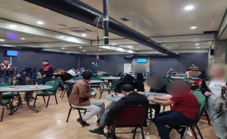 1 ayda 3 defa mühürlenen kıraathaneye kumar baskını: 47 kişiye suçüstü