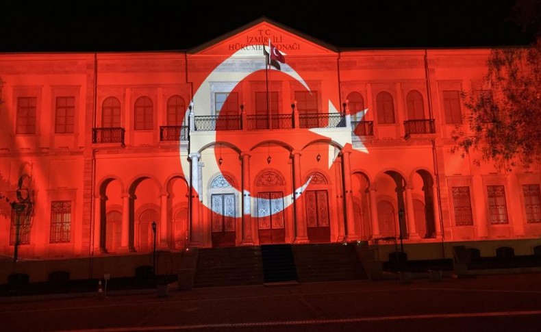 Bakan Nebati, İzmir İktisat Kongresi’nin 100. yılına özel ışık gösterisini izledi