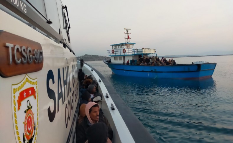 İzmir'de 50 göçmen kurtarıldı, 155 göçmen ve 3 göçmen kaçakçısı şüphelisi yakalandı
