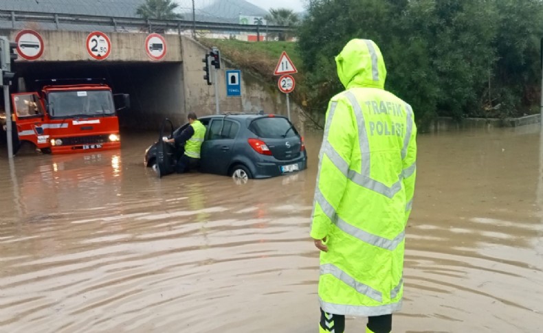 İzmir'de selde araçlar mahsur kaldı