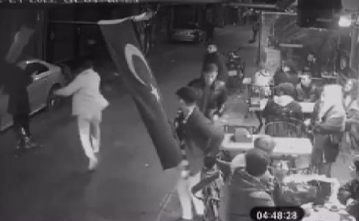 Sarmaş dolaş yürüdüler daha sonra bıçak ve silahla kavga ettiler