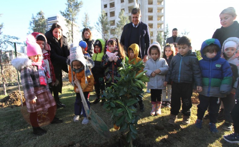 Başkan Tugay, miniklerle fidan dikti!