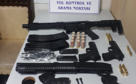İzmir'de bir araçtan 5 adet ruhsatsız silah ele geçirildi: 2 gözaltı