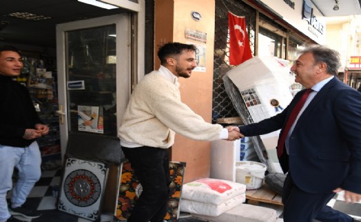 Başkan İduğ Yeşilova'da esnafla kucaklaştı