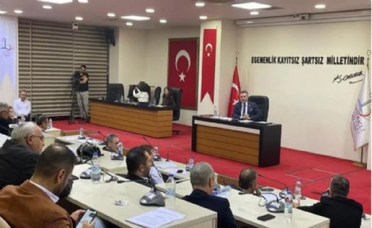 Bayraklı'da tansiyon yükseldi! 104 milyonluk krediye oyçokluğu!