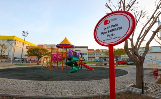 Bayraklı'nın parklarında tabelalar yenilendi