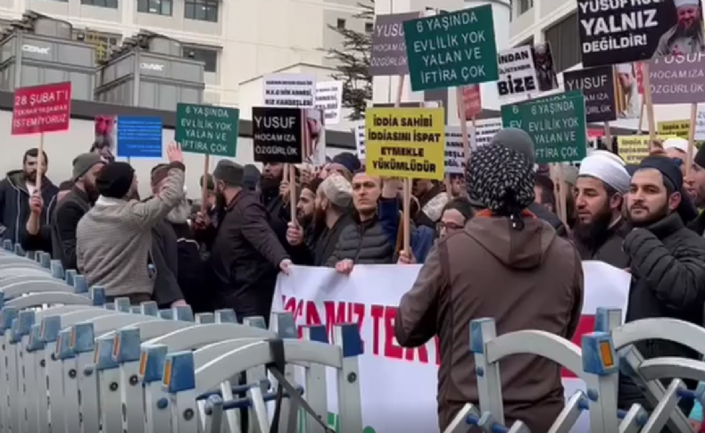 İsmailağa Cemaati üyeleri, adliye önünde slogan attı