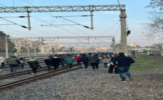İZBAN'da büyük arıza: Raylardan yürüdüler