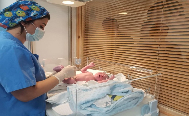 İzmir'de yeni yılın ilk bebeği Aras Bulut oldu