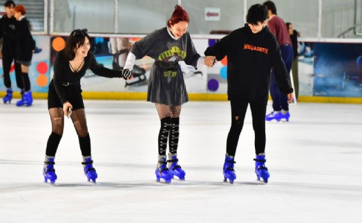 İzmir'de karneyi alan buz pistine koştu