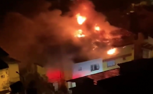 İzmir'de korku dolu anlar: 2 katlı binanın çatısına yıldırım düştü!