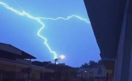 İzmir'de şimşekler geceyi aydınlattı
