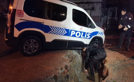 İzmir'i sağanak vurdu: Polis aracı çöken yolun içine düştü