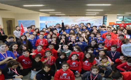 İzmir'in minik yüzücüleri Aliağa'da yarıştı