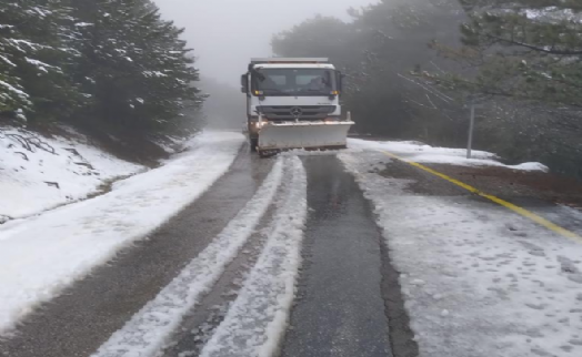İzmir'in yüksek kesimlerinde karla mücadele başladı