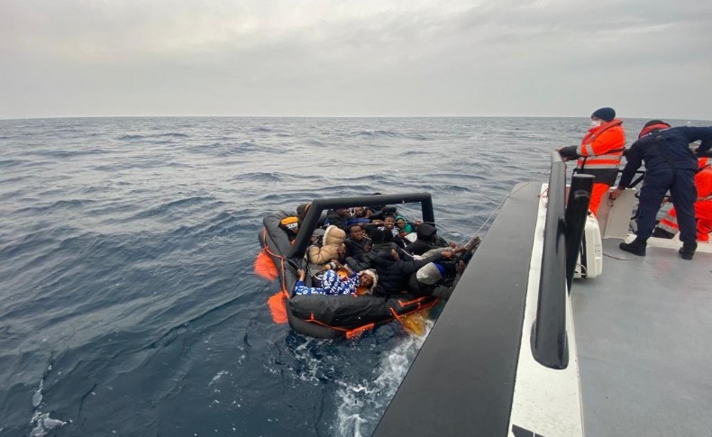 Yunanistan'ın ölüme ittiği 24 göçmen kurtarıldı