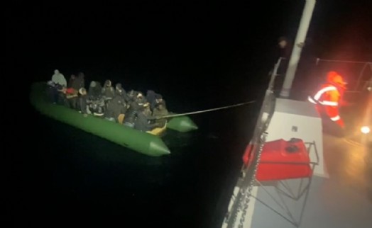 Yunanistan'ın geri ittiği göçmenleri Sahil Güvenlik kurtardı