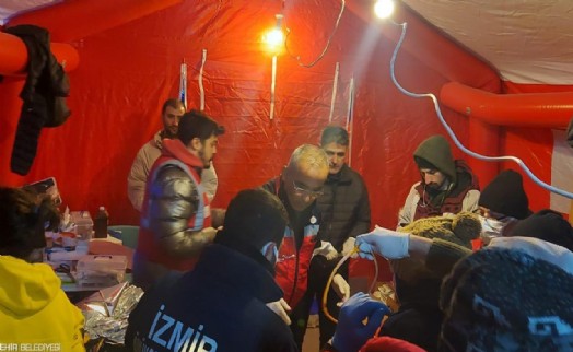 Eşrefpaşa Hastanesi'nden deprem bölgesine takviye ekip