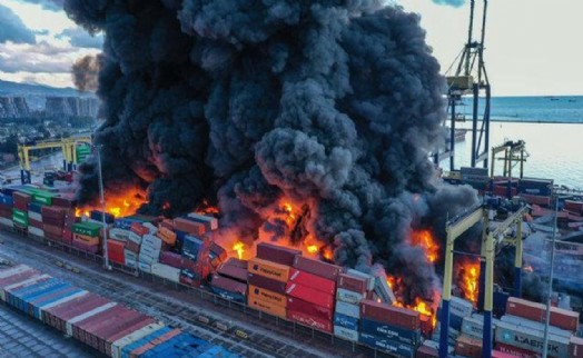 İskenderun Limanı'nda dün çıkan yangın halen sürüyor