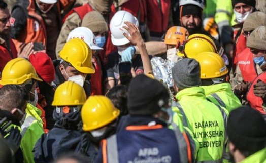 Depremden 140 saat sonra enkaz bölgelerinden mucize kurtuluş