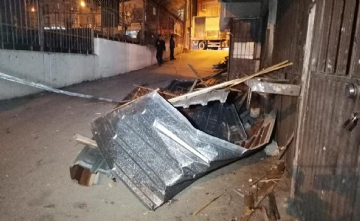 İzmir'de uçan çatı binaya çarptı, ev sahibi korku dolu anlar yaşadı