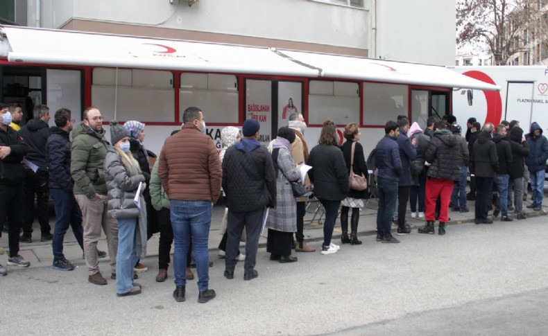 İzmir’de deprem bölgesi için kan bağışı seferberliği