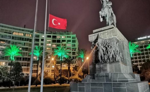 İzmir'de bayraklar yarıya indirildi