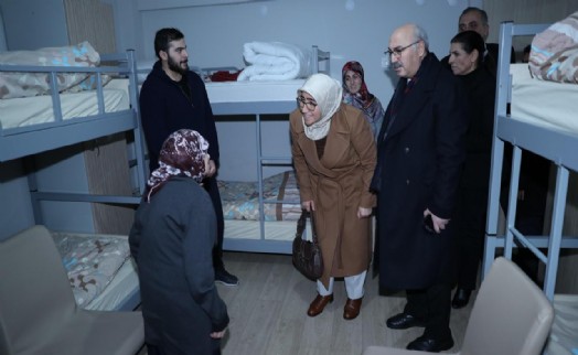 Depremzedelerin İzmir'deki yurtlara yerleştirilmesi sürüyor