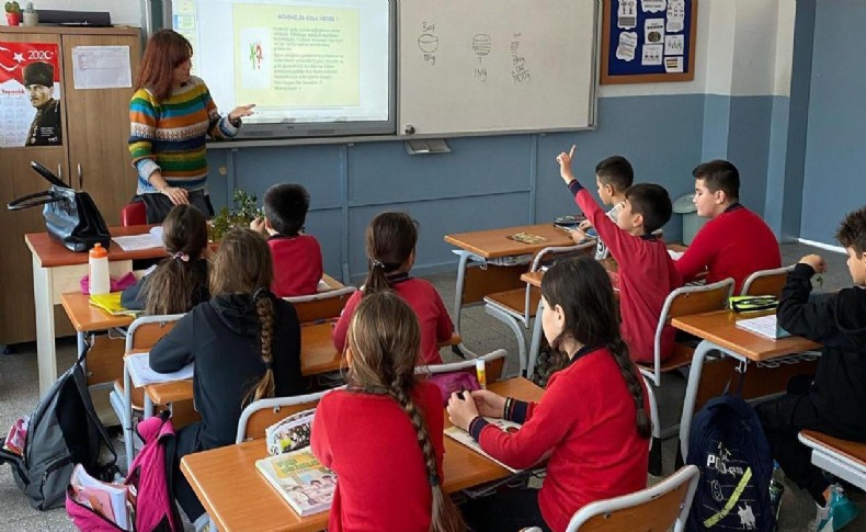 Çeşme'de 464 depremzede öğrencinin okullara kaydı yapıldı