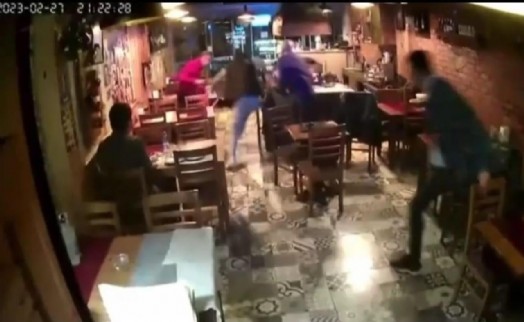 İzmir'deki depremde herkes kaçıştı, o yerinden kıpırdamadı