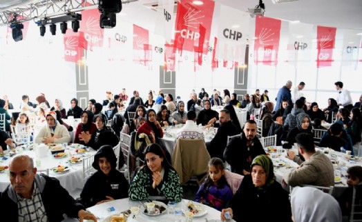 Bornova'da CHP'ye 300 kişilik katılım