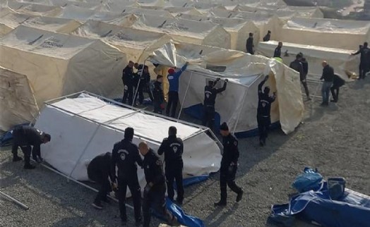 İzmir ekibi koordinasyon merkezi için Hatay'da; Çadırlar hızla kuruldu