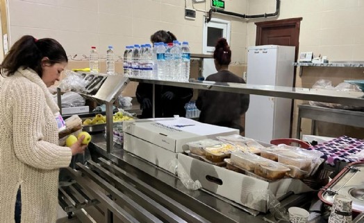 İzmir'e gelen depremzedelere Büyükşehir'den yardım eli