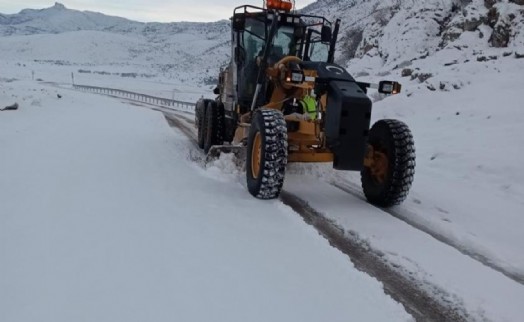 Karın etkili olduğu Afyon'da kapalı köy yolu yok