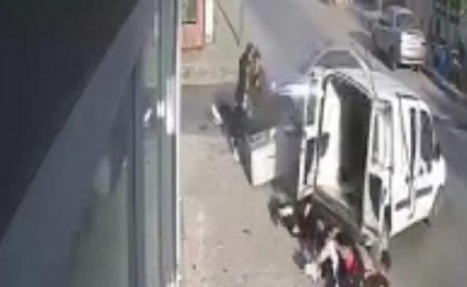 İzmir'de kazada savrulan aracın yayalara çarptığı anlar kamerada