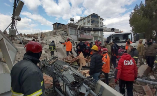 Osmaniye'de deprem: 4 katlı bina yıkıldı