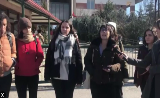 İzmir'de öğrenciler uzaktan eğitim kararını protesto etti