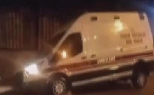 İzmir'de yağmur hayatı felç etti: Araçlar oluşan çukurlara düştü