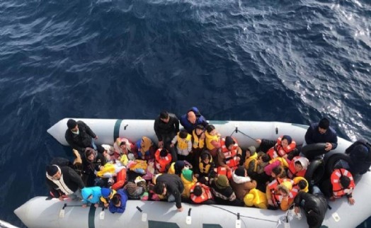 İzmir'de 54 göçmen kurtarıldı