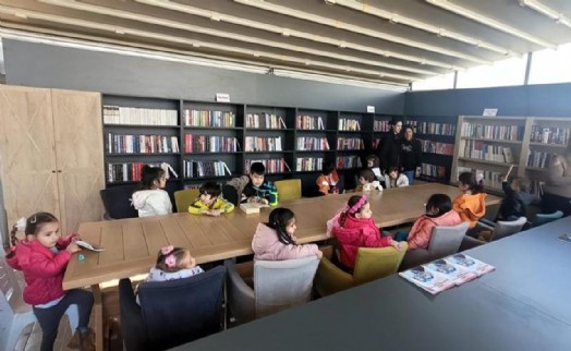 Bayraklı'da çocuklar hem eğleniyor, hem öğreniyor